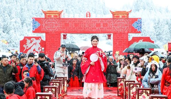 99对新人仙女山举办雪地汉式集体婚礼 ＂武隆七仙女＂上演汉服国风大赏