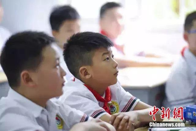 中国第一所希望小学开学啦 第一课老师只讲了两个字