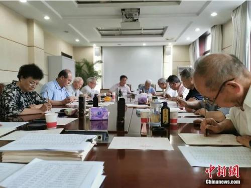 十余位老教授毛笔手写4500份录取通知书 网友：感动