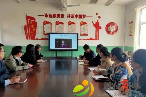 平度市古岘小学党支部组织观看专题片《榜样5》.jpg