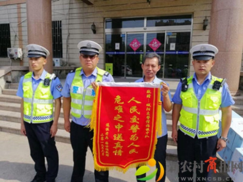 城阳交警大队：党徽警徽在平凡的岗位上闪光