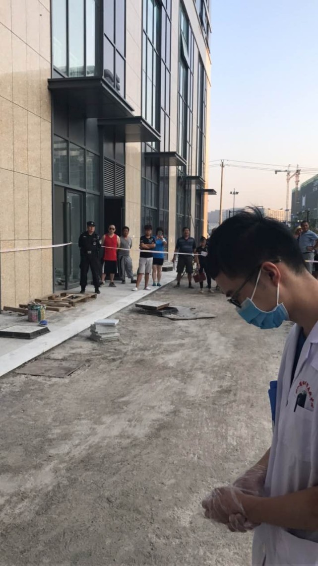 杭州一在建酒店窨井发现一具赤裸男尸 或从10楼跳下