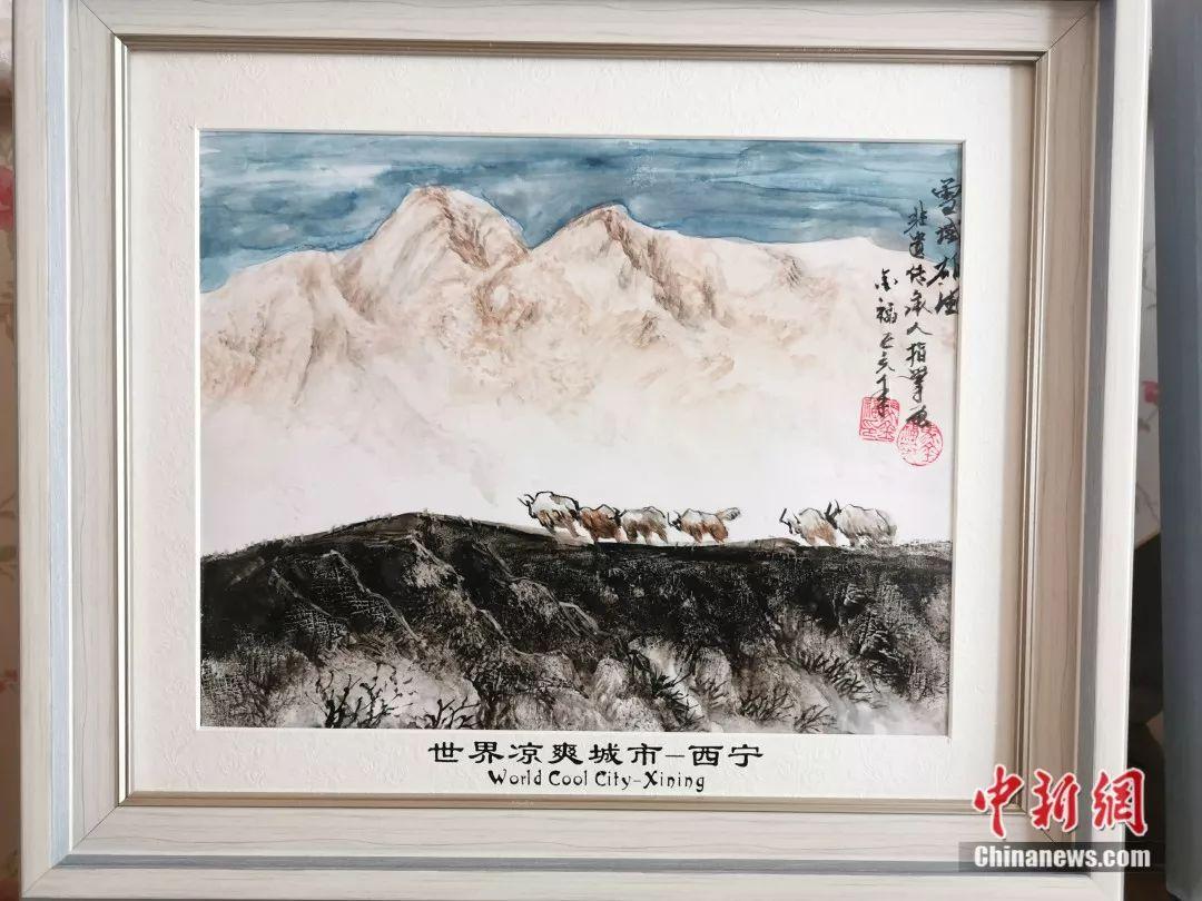 他作画用手不用笔 每一幅作品都有家乡的“泥土味”