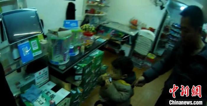警民冬夜接力护航3岁幼童回家 “萌娃”连送飞吻示谢