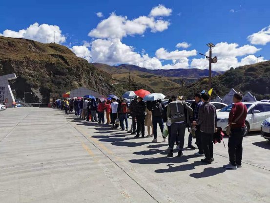 道孚县八美镇：变“土”和“石林”为“金山银山”