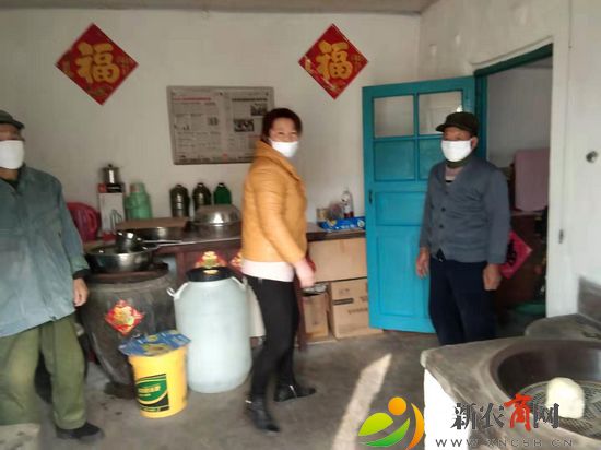 灵山岛城口子村于桂青和邻居们来到张秋芳老人家中做饭 (2).jpg