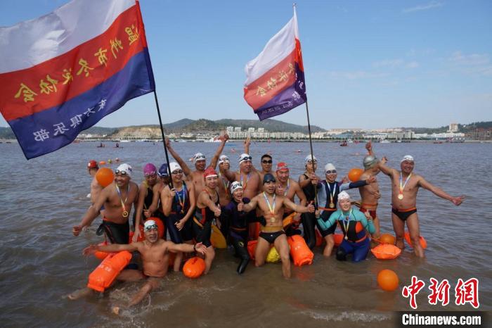 全国冬泳爱好者齐聚浙江洞头 横渡半屏海峡挑战自我