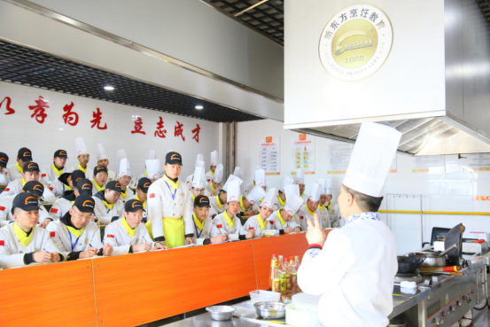呼和浩特新东方：星级酒店主厨进校园，倾情传授舌尖上的美食艺术！
