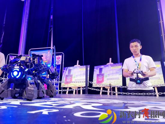工作人员在青岛西海岸新区金沙滩啤酒城5G国际电竞馆演示机器人对战（李涛）(3).jpg