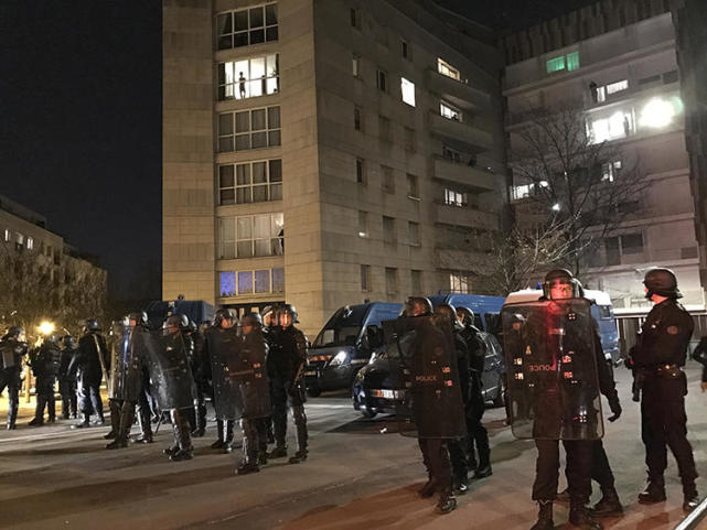 巴黎数千人再次示威 警方用催泪弹驱赶场面混乱