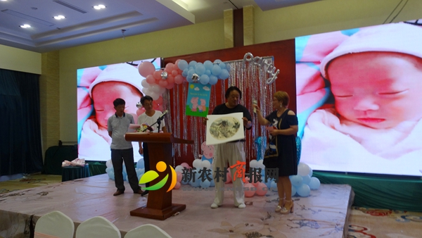 “初心百岁”唱红歌 胶州这家人的喜宴有点“潮”