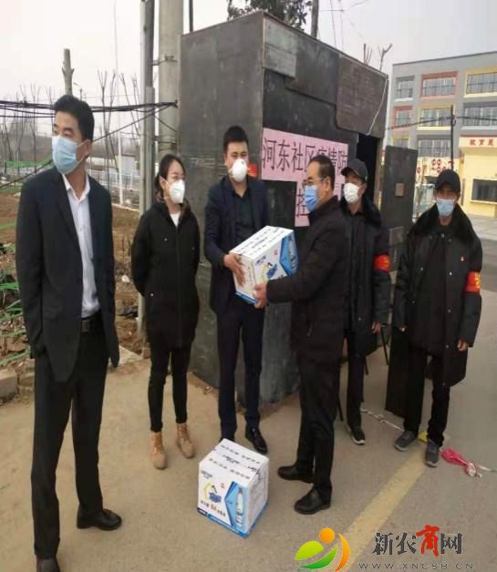 12.龙泉河东社区支部入党积极分子薛敏世捐赠消毒液.jpg