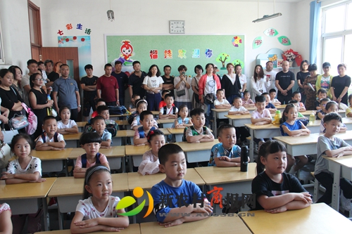 阜安小学举行“我和祖国同成长”一年级新生入学典礼