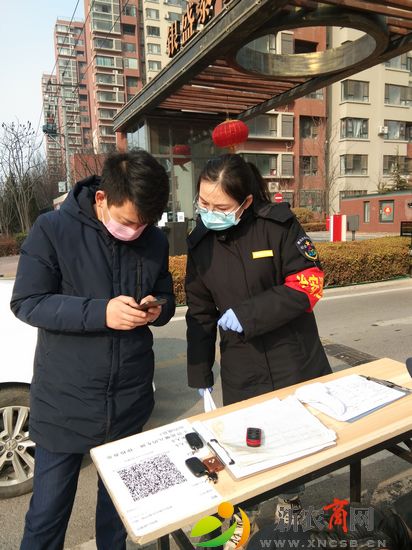 工作人员在指导居民扫码.jpg