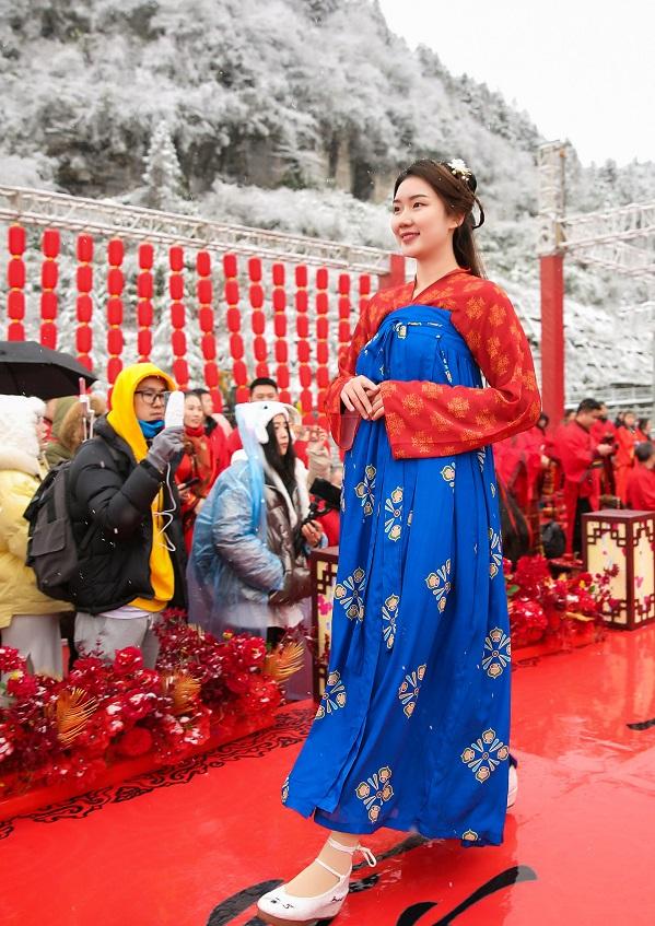 99对新人仙女山举办雪地汉式集体婚礼 ＂武隆七仙女＂上演汉服国风大赏