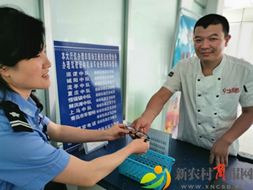 城阳交警大队：党徽警徽在平凡的岗位上闪光