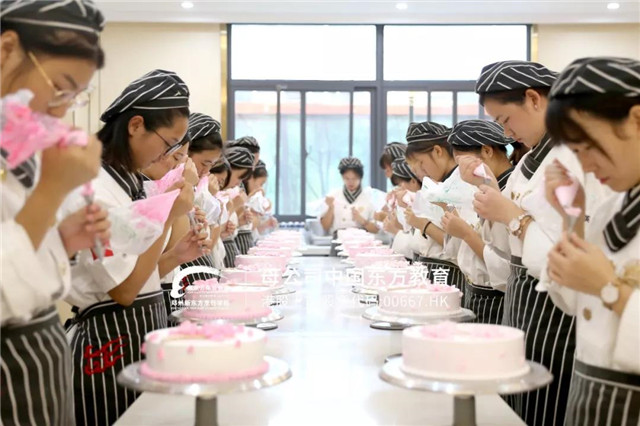 郑州新东方：想学蛋糕烘焙去店里好还是学校好？