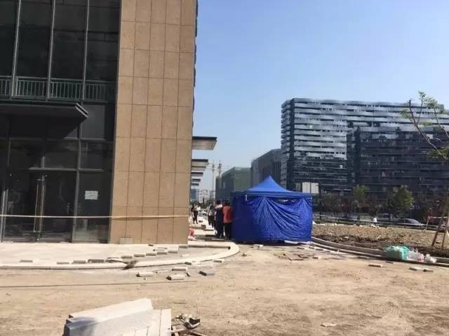 杭州一在建酒店窨井发现一具赤裸男尸 或从10楼跳下