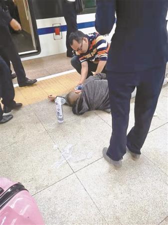 60多岁老人高铁上晕倒家属拒下车治疗 大夫及时施救