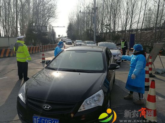 红翼红十字应急救援队员在同三高速黄岛服务区工作1.jpg
