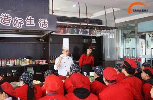 大师进校园|西餐大师吴桐走进天津新东方，演绎浪漫西餐