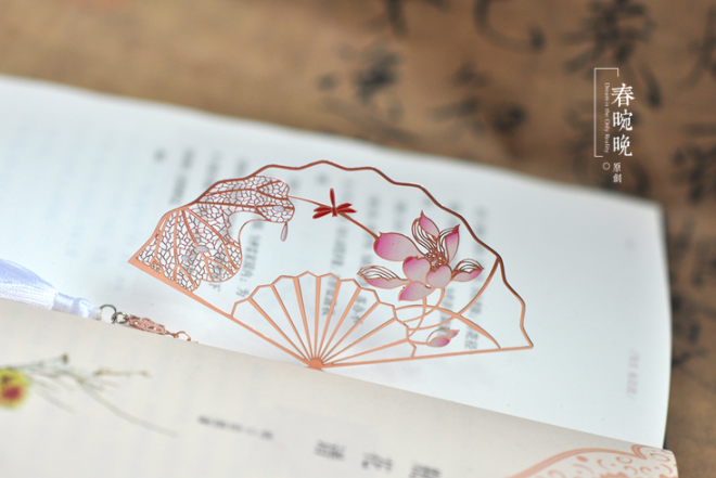 页间吹出一片清凉——春晼晚中国风折扇书签