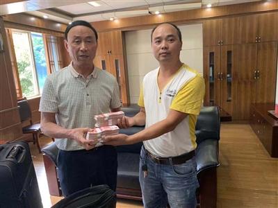 粗心乘客10万现金掉车上 幸亏遇上成都好心的哥