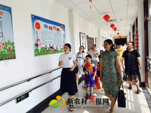 创意幼儿园携手蓝天之家开展“童心接力 爱心传递”毕业生返校爱心捐赠活动