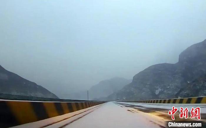 晋冀省界300多辆车因雪滞留 交警紧急带道护送