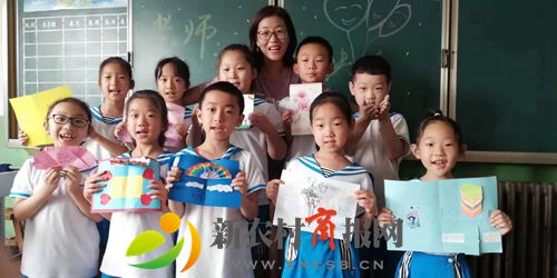 胶州市第二实小举行“庆新中国七十华诞 扬新时代教师风范”活动    