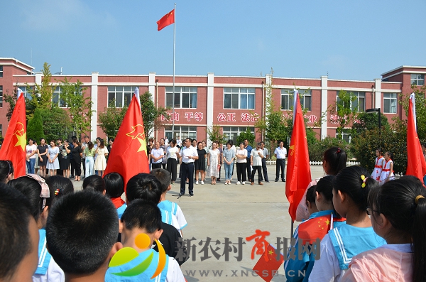 胶州市里岔小学举行“致敬新中国 争做好队员”开学典礼