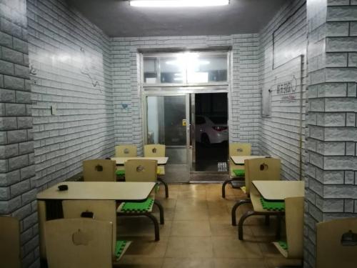 蒙冤者无罪后的16个月：赔偿花掉近一半 正打离婚官司