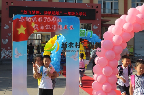 莱州路小学组织开展“放飞梦想 扬帆起航”一年级新生入学礼