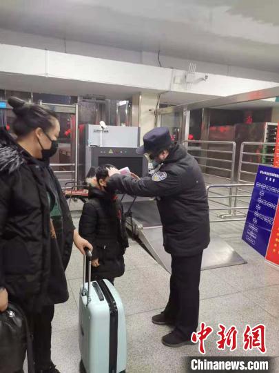 一个火车站特警的鼠年春节：“虽然人少但操心更多”