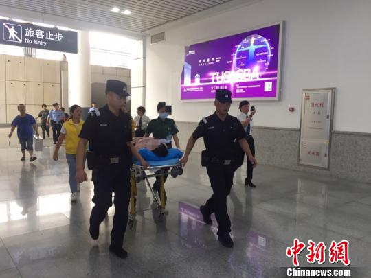 孕妇高铁提前临产 车上车下搭临时医疗点护平安 