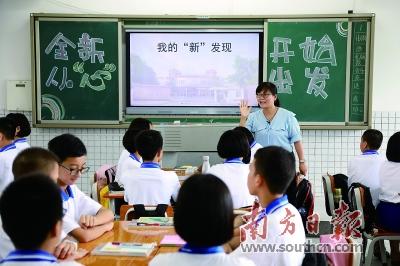 广东东莞万名师生“快闪” 献礼祖国迎开学