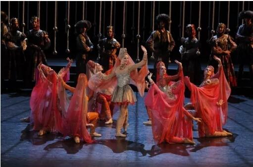 在Lalique主题城堡酒店说“晚安”