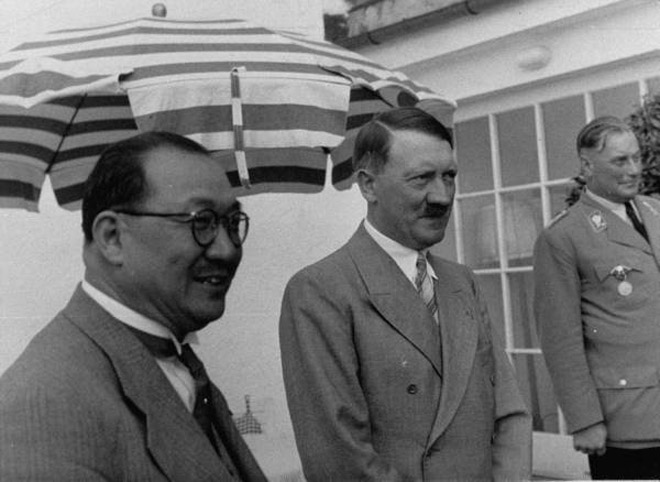 1937年，孔祥熙访德，与希特勒合影