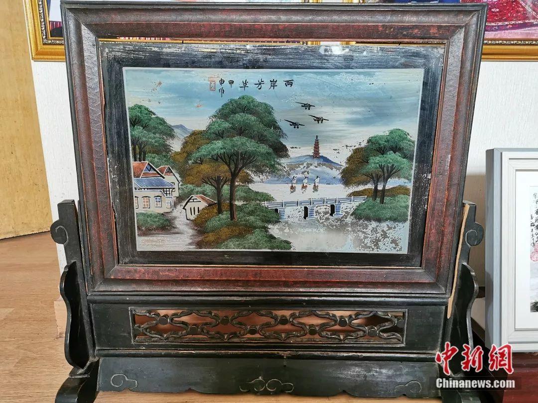 他作画用手不用笔 每一幅作品都有家乡的“泥土味”