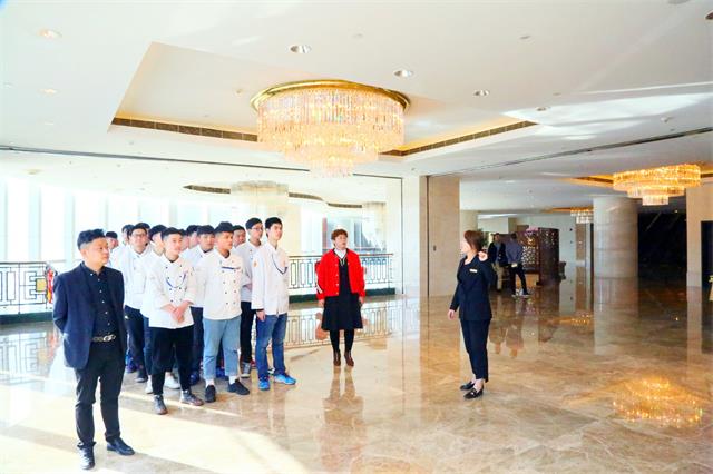 呼和浩特新东方金典总厨的学生代表走进五星级就业单位香格里拉大酒店参观学