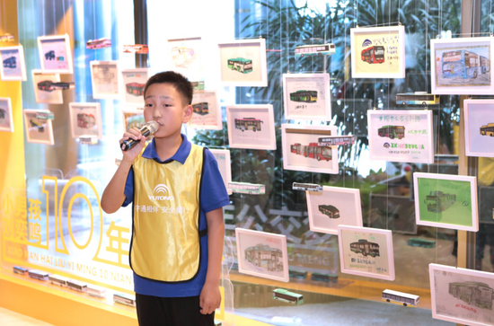 12岁男孩痴迷公交车10年 “六一儿童节”宇通为他圆梦