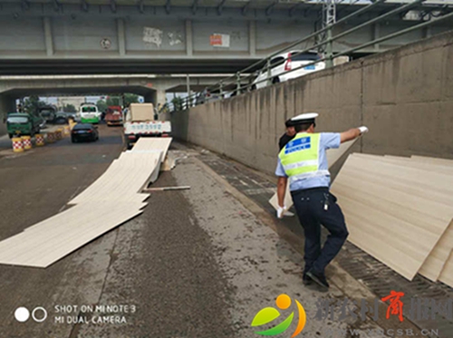 城阳交警大队：党徽警徽在平凡的岗位上闪光