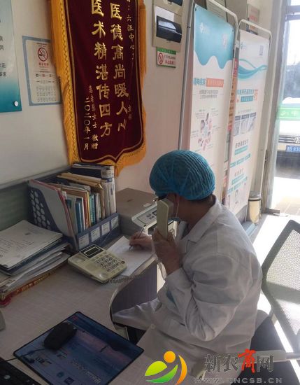 心理疏导组工作人员正在接听心理咨询电话.jpg