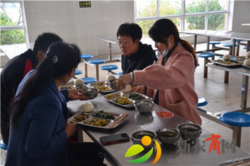 家长委员会委员代表陪餐.jpg