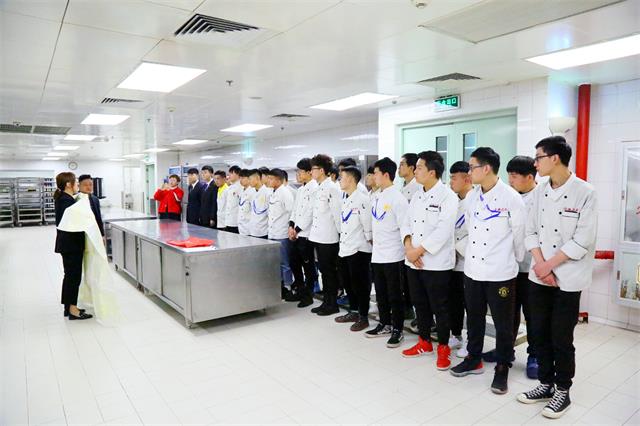 呼和浩特新东方金典总厨的学生代表走进五星级就业单位香格里拉大酒店参观学
