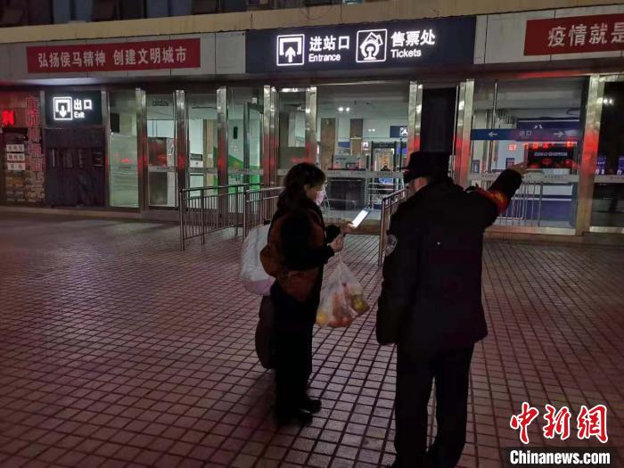 一个火车站特警的鼠年春节：“虽然人少但操心更多”