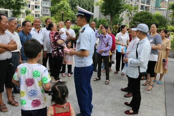 消防宣传进小区 群众齐学“防火经”