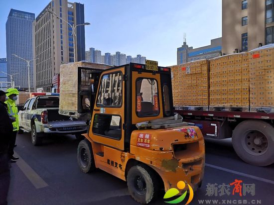 疫情防控物资捐赠现场1.jpg