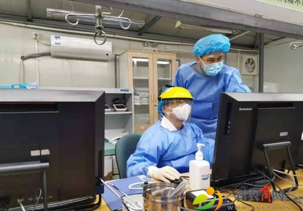 青岛大学附属医院鞠辉和同事正在工作.jpg