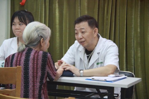 广州长安医院关爱社区孤寡老人·中秋献爱心活动圆满完成